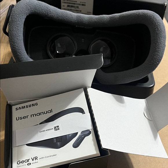 Samsung Gear VR Headset with Controller - Dark Gray - Picture 11 of 16